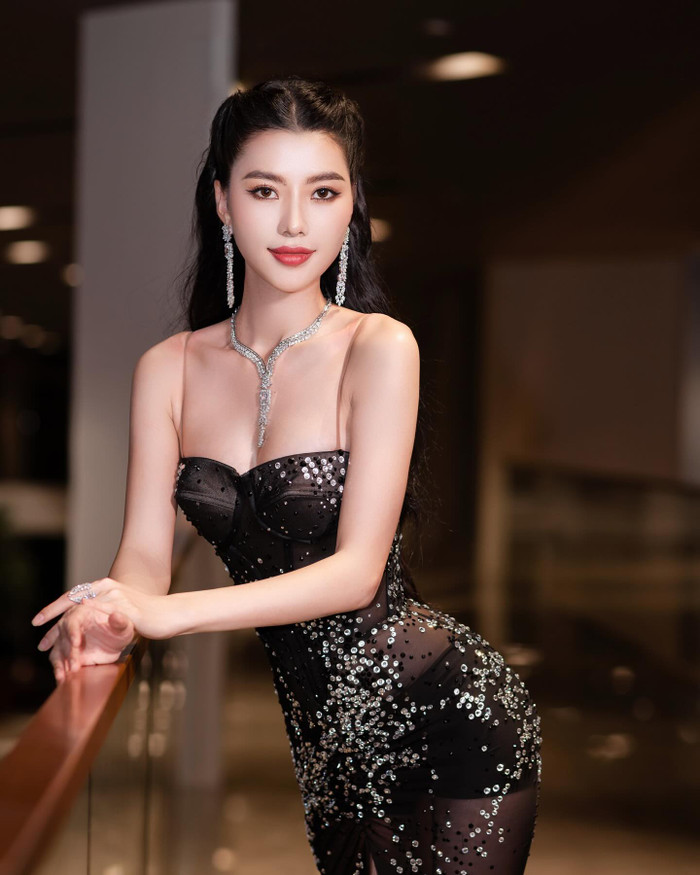 Á hậu Hoàng Nhung gặp sự cố, phải nhờ sự giúp đỡ của người bán hàng.