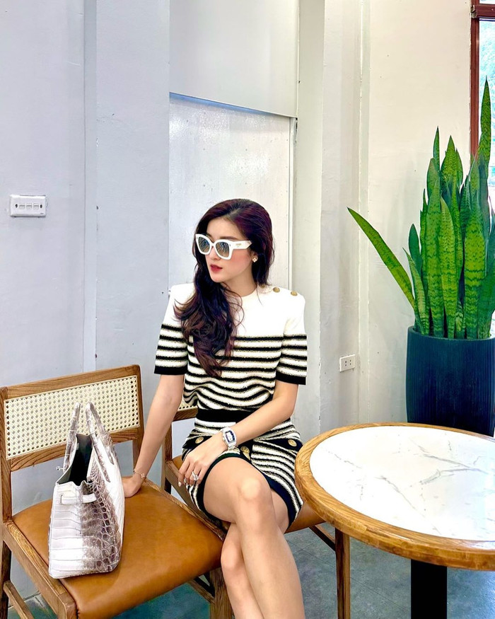 Khi nhận câu hỏi về việc mạnh tay chi tiêu, Á hậu Huyền My thẳng thắn phản hồi tình trạng kinh tế hiện tại của bản thân như sau: “Tất cả ánh sáng cuộc đời tôi đều là do tôi tự đóng tiền điện mà có”. Qua dòng trạng thái, có thể thấy, Huyền My có đủ tiềm lực kinh tế để chi tiêu mọi hoạt động trong cuộc sống. Việc sắm đồ hiệu đều nằm trong khả năng của cô.