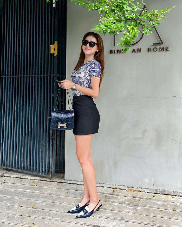Ở phiên bảo cao cấp hơn, Huyền My mạnh tay quẹt thẻ chiếc Hermès Bleu Saphir Constance of shiny có giá bán hơn 700 triệu đồng.