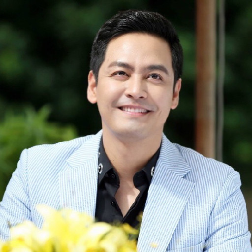 Không những vậy, nam MC còn góp mặt trong nhiều bộ phim đình đám như: Cầu vồng tình yêu (2011), Có lẽ bởi vì yêu (2011), Bản di chúc bí ẩn (2013), Lối nhỏ vào đời (2022). Ngoài ra, vai diễn Bình trong phim điện ảnh 'Lời nguyền huyết ngải' (2012)...