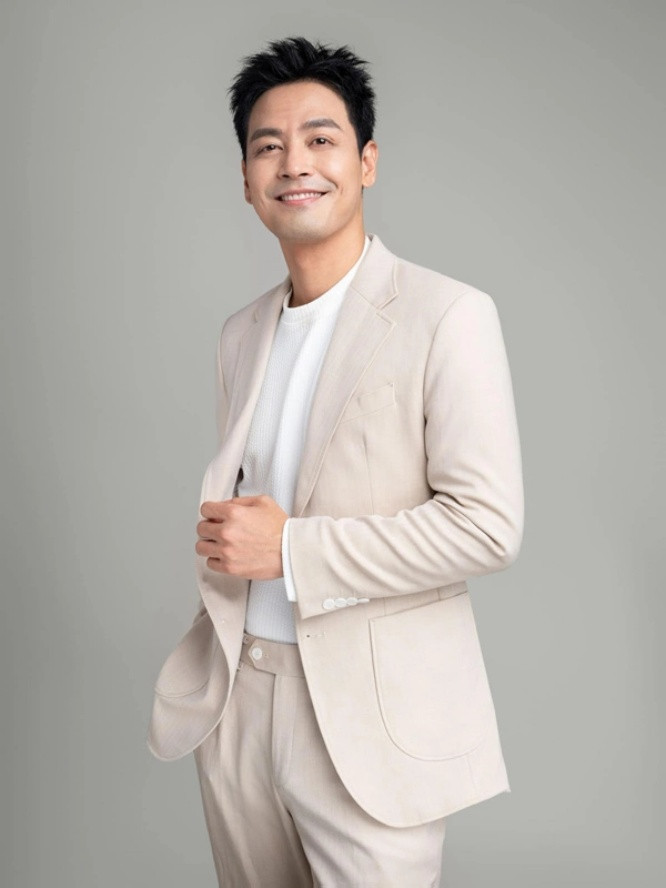 MC Phan Anh (SN 1981, tại Hà Nội) là một trong những MC đắt show nhất nhì làng giải trí Việt. Không chỉ duyên trong cách nói mà anh còn chiếm được nhiều tình cảm của khán giả bởi gương mặt điển trai, mái tóc lãng tử.