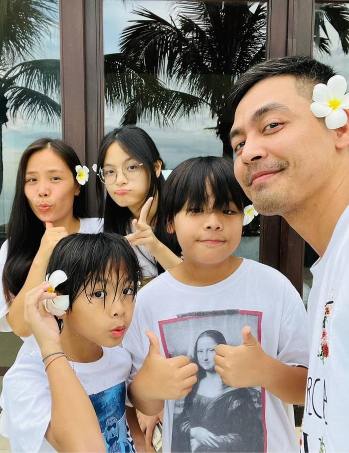 Về tổ ấm của MC Phan Anh, anh hiện đang có cuộc sống hạnh phúc bên bà xã và 3 người con, gồm 2 con trai và 1 con gái. Được biết, MC Phan Anh và bà xã có 7 năm yêu nhau và tìm hiểu trước khi tiến tới hôn nhân. Đến năm 2006, Phan Anh kết hôn.