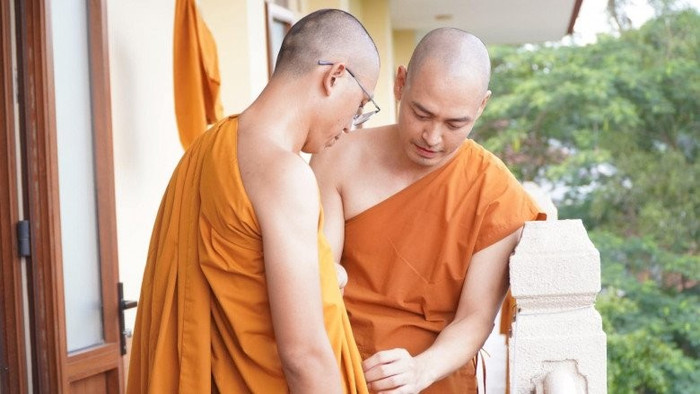 Thời điểm ấy, hình ảnh của MC Phan Anh cạo đầu đi tu nhanh chóng thu hút hàng chục nghìn lượt like trên mạng xã hội. 