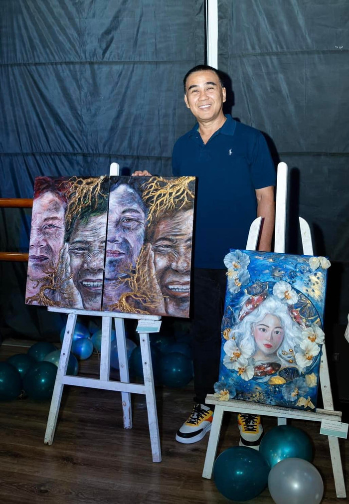 Quyền Linh đến chúc mừng con gái trong buổi triển lãm.