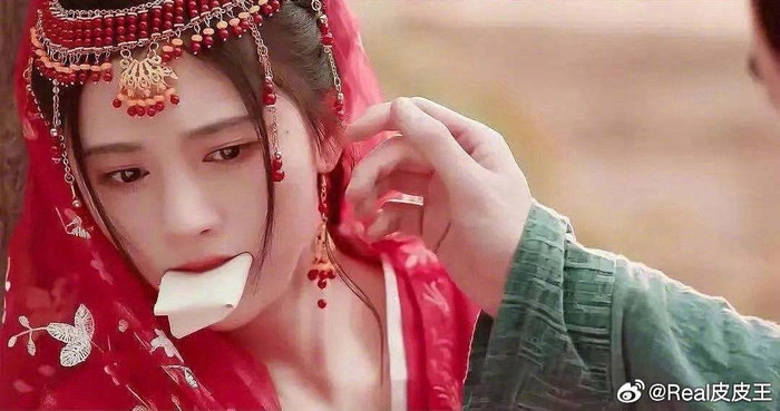 Và cảnh thổi sáo trên cũng bị so sánh với cảnh bị bắt của Cúc Tịnh Y.