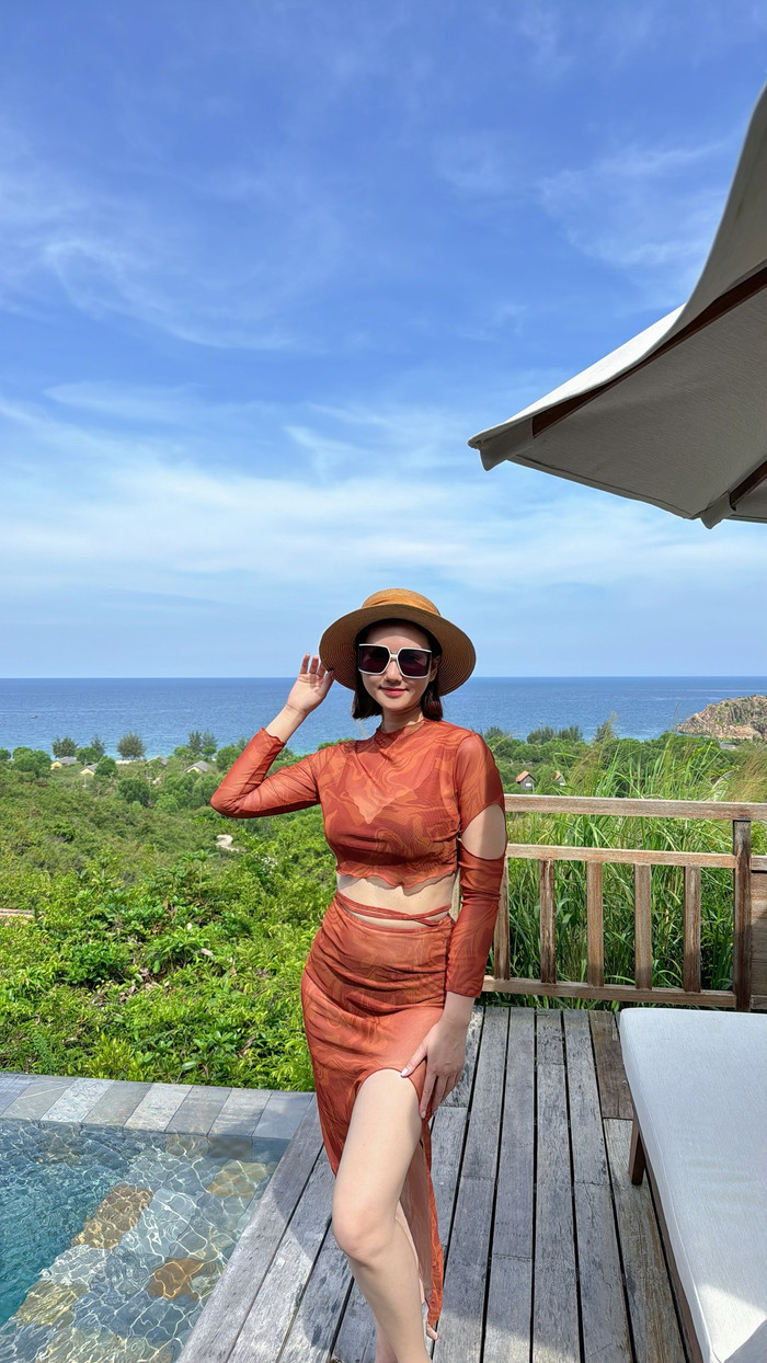 Hương Giang diện trang phục hở bạo khi mang bầu lần hai.