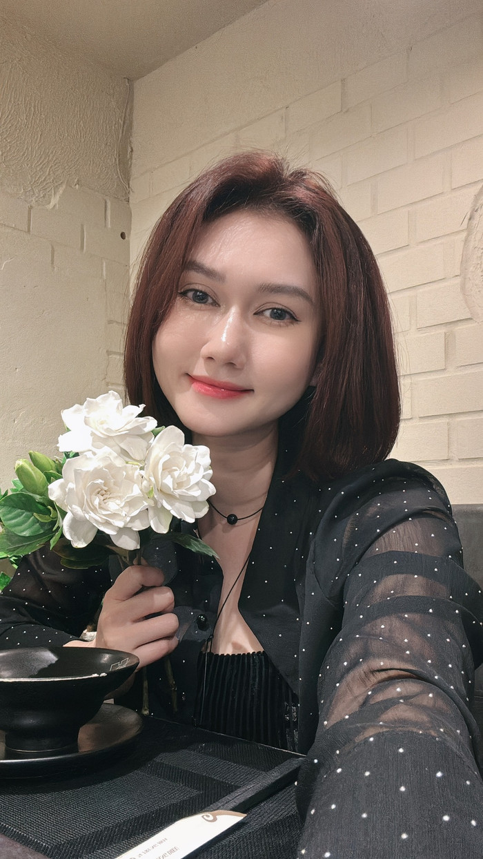 Có thể thấy nữ diễn viên đã lộ những dấu hiệu mang thai từ hồi tháng 5.