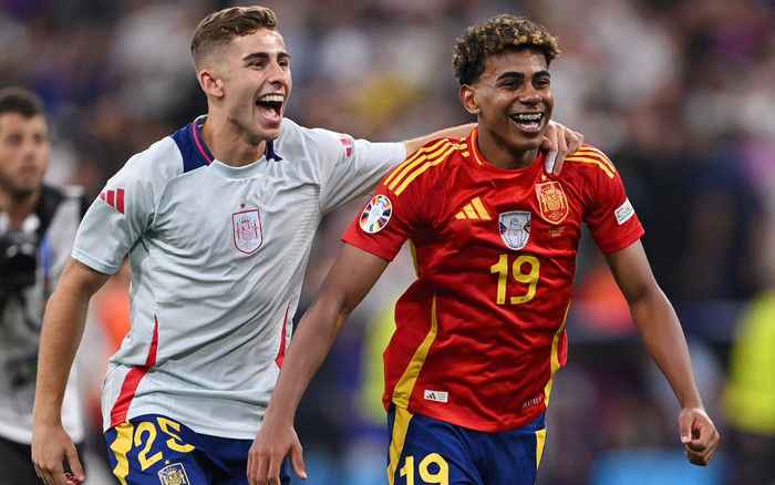 Cậu bé được Messi tắm phá hỏng giấc mơ của tuyển Pháp Ảnh 2