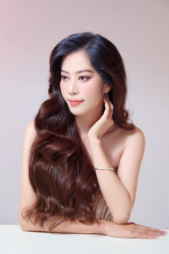 Mới đây, Nam Em khiến dân tình được phen bất ngờ với tạo hình cực kỳ xinh xắn, ngọt ngào trong bộ ảnh mới. Người hâm mộ vô cùng thích thú vì sau bao ngày 'bỏ phố về quê', cuối cùng Nam Em cũng tái xuất với hình ảnh beauty queen.