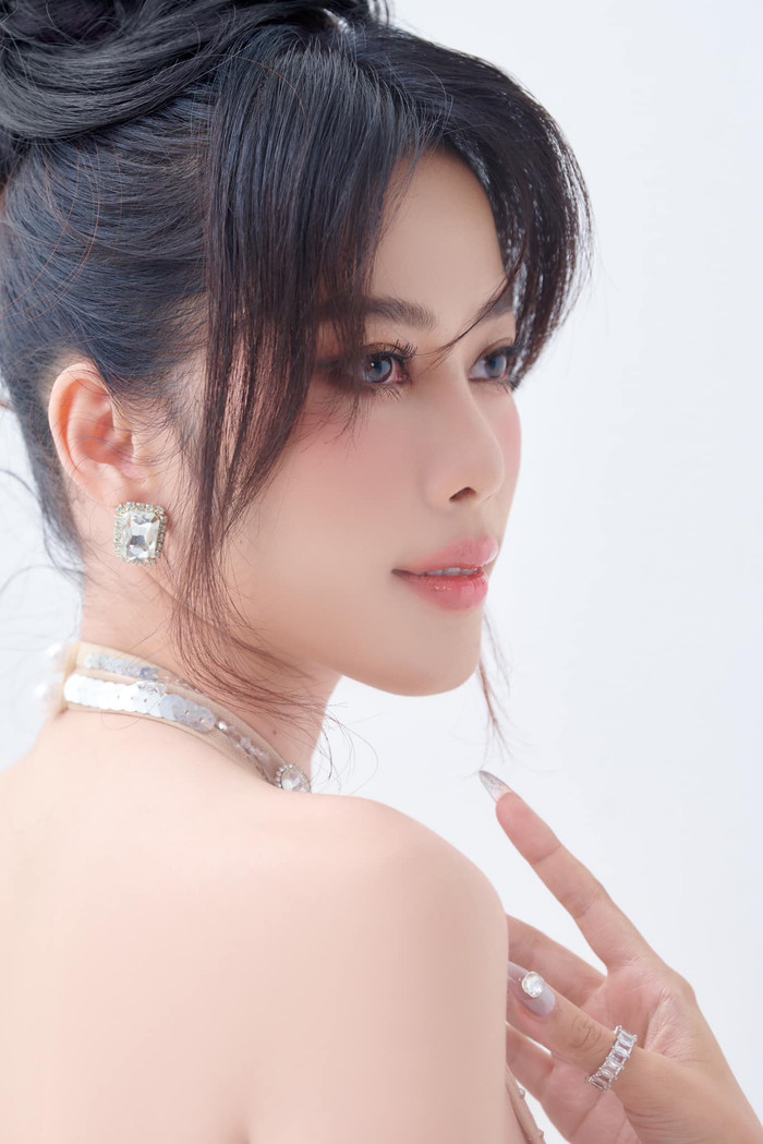 Khác với loạt hình ảnh bị anti-fan cắt ra từ livestream, Nam Em trong bộ ảnh mới này khiến dân tình sốc nhẹ với vẻ đẹp hoàn mỹ. Làn da trắng sáng, mịn màn của người đẹp 9X vẫn ẵm trọn số điểm 10/10 từ người hâm mộ.