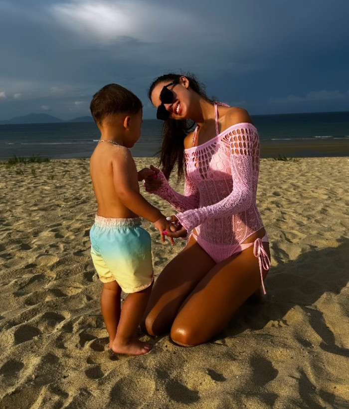 Bà xã Bùi Tiến Dũng cũng nóng bỏng với thân hình 'đồng hồ cát', nước da nâu bóng.