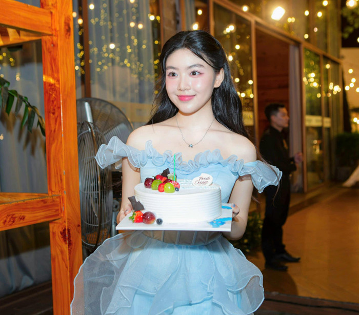 Lọ Lem yêu thích các trang phục váy bồng bềnh, trễ cai để khoe được làn da trắng trẻo cùng xương quai xanh thon gọn. Những bộ cánh này cũng đem lại diện mạo đằm thắm đúng với 'vibe nàng thơ' mà con gái Quyền Linh mong muốn. 