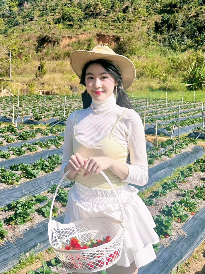 Trên trang cá nhân, Lọ Lem thường đăng tải những bức ảnh diện đồ kín đáo, dịu dàng và nữ tính. Đồng thời, các món đồ mà cô nàng chọn lựa cũng khá phù hợp với lứa tuổi của chính mình. 