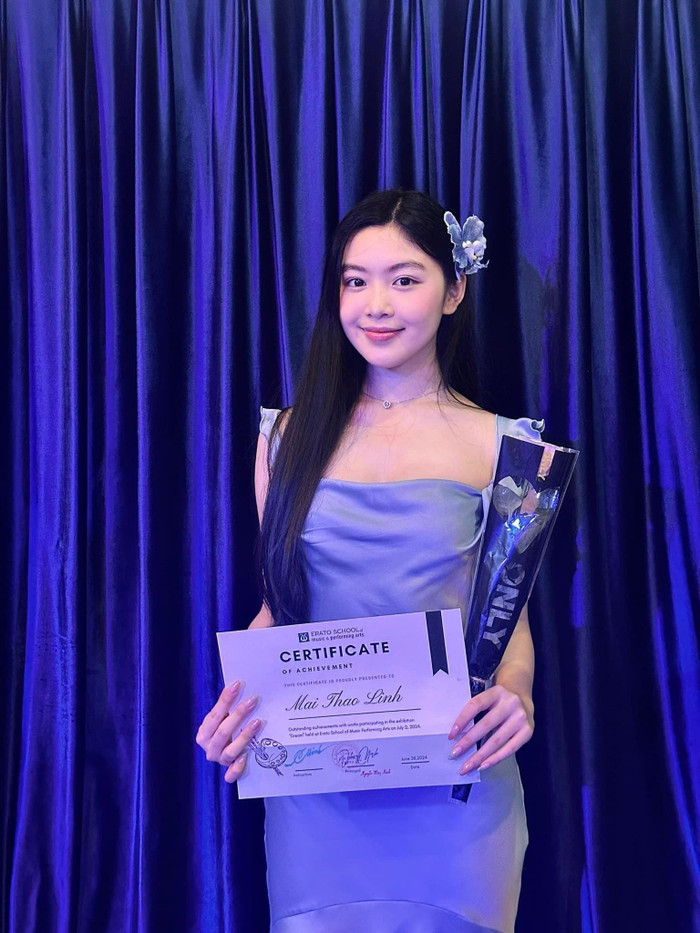 Mới đây, Lọ Lem (tên thật Mai Thảo Linh) - con gái của Quyền Linh khoe thành tích nghệ thuật mới trên trang cá nhân. Ngày đi nhận bằng giấy khen, cô nàng gây chú ý khi mặc một chiếc váy lụa cổ vuông quyến rũ. 