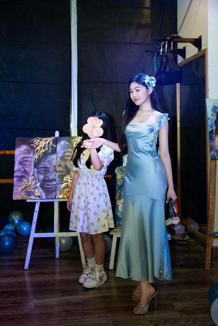 Vóc dáng đồng hồ cát của con gái MC Quyền Linh nhận được nhiều lời khen từ phía công chúng vì ngày càng hoàn hảo hơn ở tuổi trưởng thành. 