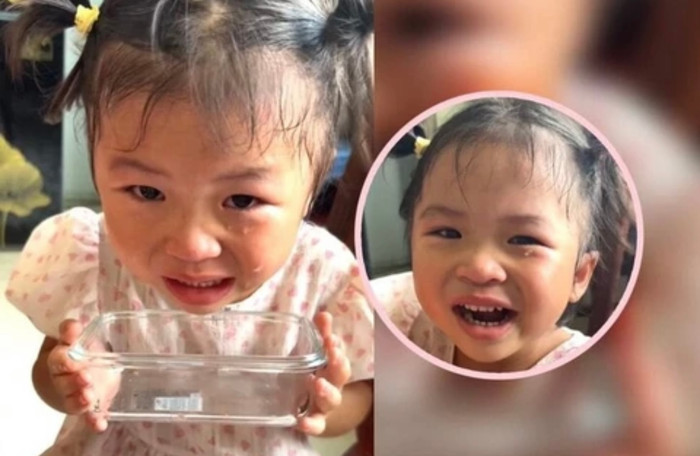 Con đòi xem tivi, người bố bắt con khóc đầy hộp nước mắt mới cho xem Ảnh 1