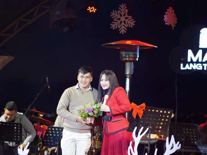 Lương Bích Hữu trong khoảng thời gian này vẫn chăm chỉ đi biểu diễn, được nhiều khán giả yêu mến. Ảnh: FBNV