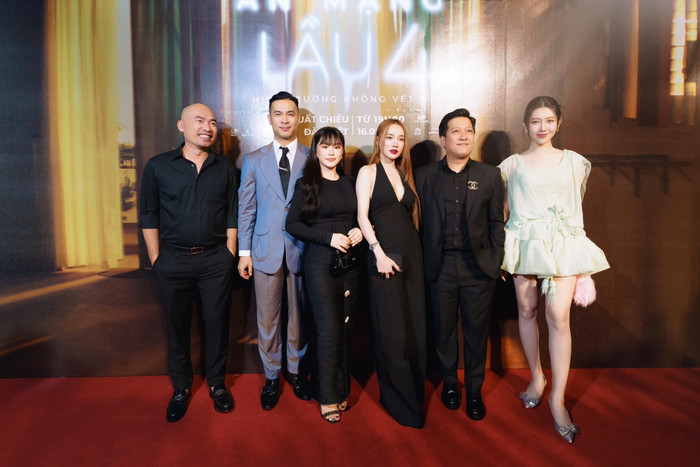 Lương Bích Hữu lộ rõ thân hình mũm mĩm khi chụp ảnh tập thể. Ảnh: FBNV