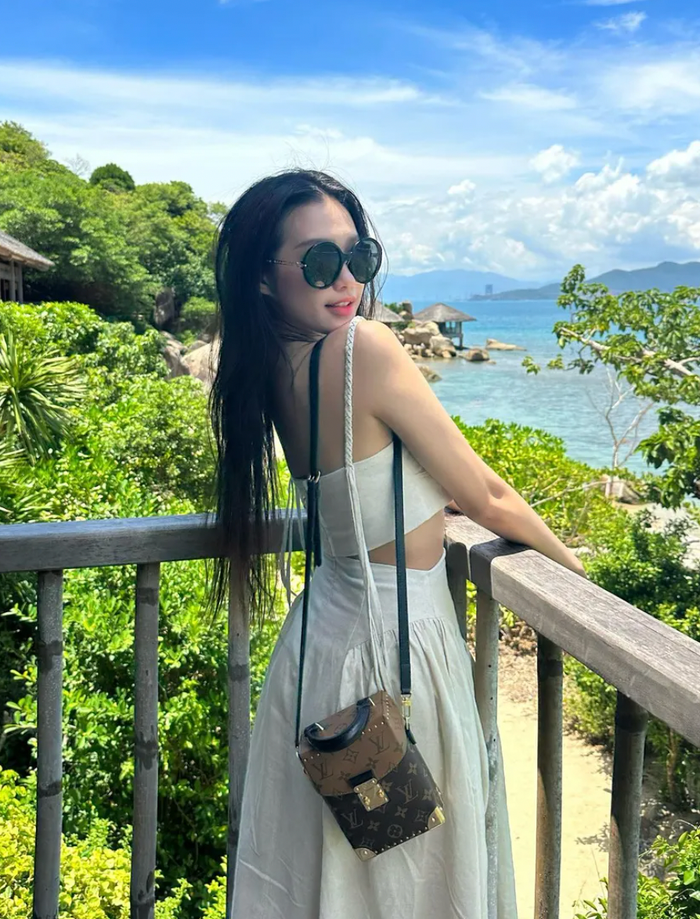 Trong một chuyến du lịch biển, vợ Đoàn Văn Hậu tự tin thả dáng giữa thiên nhiên. Cô diện nguyên một cây đồ trắng, chất liệu mềm mại, tạo cảm giác thoải mái khi mặc. Không những vậy, Doãn Hải My còn đeo thêm mẫu túi dạng hộp màu nâu với có giá trị khoảng hơn 87 triệu đồng.