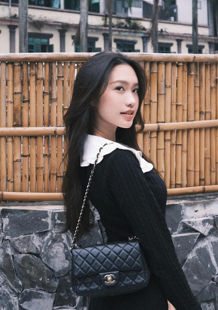 Doãn Hải My còn sở hữu mẫu túi xách classic màu đen đến từ 'nhà mốt' gắn liền với Jennie (BLACKPINK). Món phụ kiện này được làm từ chất liệu da cừu và được bán với mức giá lên đến 287 triệu đồng.