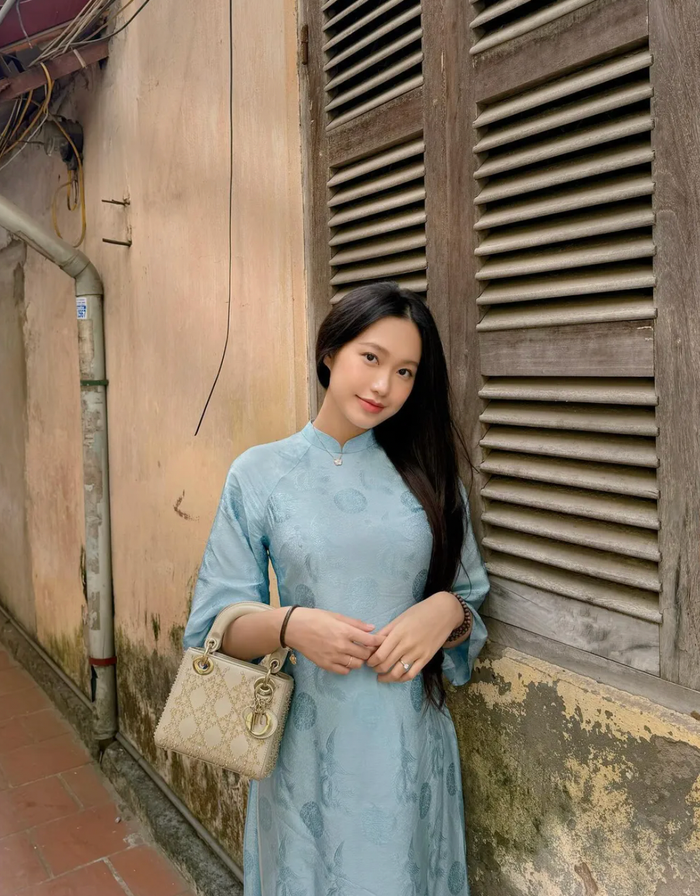 Trong những ngày Tết Nguyên đán 2024, Doãn Hải My chăm diện áo dài thướt tha, mang tinh thần của người phụ nữ Việt Nam nhẹ nhàng, tần tảo. Song, công chúng lại bất ngờ đổ dồn sự chú ý về mẫu túi hàng hiệu được vợ Đoàn Văn Hậu xách kèm. Món phụ kiện này có form dáng hình vuông, hoạ tiết lấp lánh và đến từ 'nhà mốt' đắt đỏ mà Jisoo (BLACKPINK) đang làm đại sứ toàn cầu. Giá bán của chiếc túi hiệu này rơi vào khoảng từ 150 triệu đồng.