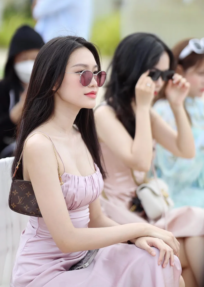 Vợ Đoàn Văn Hậu cũng từng diện mẫu túi kẹp nách, hoạ tiết monogram được bán với mức giá khoảng 40 triệu đồng.