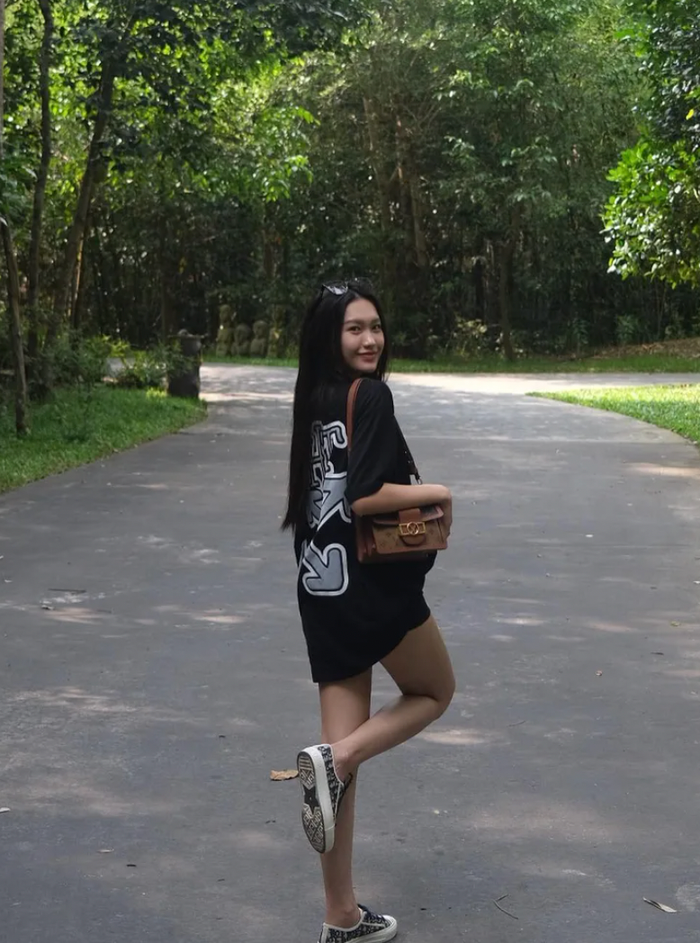 Doãn Hải My cũng từng mang mẫu túi mang màu sắc tương tự. Tuy nhiên, form dáng lần này lại có phần thay đổi với kích thước hình chữ nhật. Mức giá bán của món phụ kiện này khoảng 88 triệu đồng.