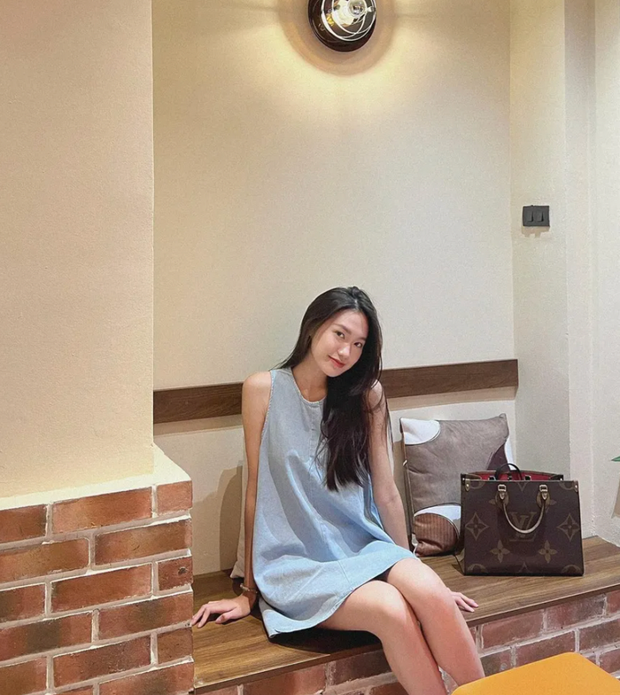 Đi cafe cùng bạn bè, Doãn Hải My diện trang phục đơn giản, thoải mái. Tuy nhiên, cô gây chú ý khi mang chiếc túi hàng hiệu cỡ lớn, hoạ tiết monogram trị giá hơn 60 triệu đồng.