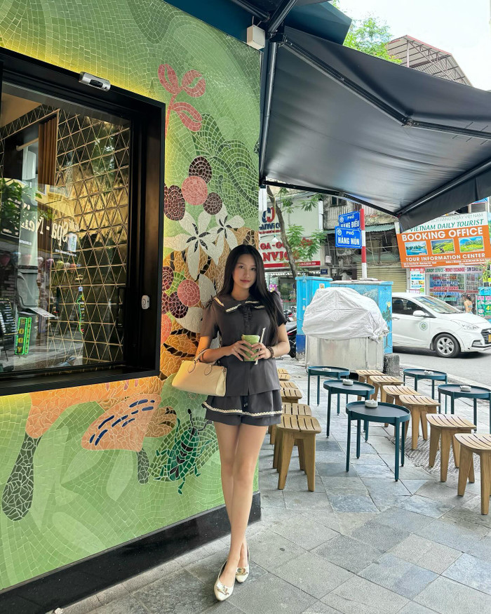 Trong khoảnh khắc mới nhất được đăng tải trên trang cá nhân, Doãn Hải My xuống phố trong bộ trang phục năng động pha lẫn với sự mềm mại, nữ tính. Phần váy được thiết kế theo form dáng ngắn, khoe trọn đôi chân dài. Để tổng thể thêm phần ấn tượng, vợ Đoàn Văn Hậu còn kết hợp chung với mẫu túi xách hàng hiệu màu trắng trị giá khoảng 82 triệu đồng.