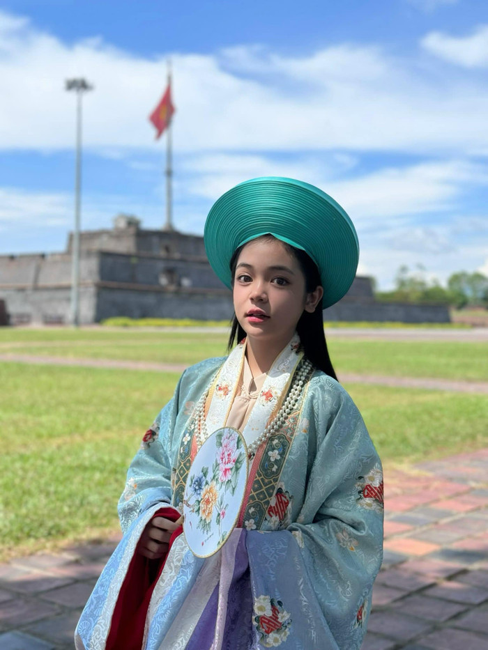 Vẻ ngoài xinh đẹp của 'con gái' Việt Anh tuổi 13.