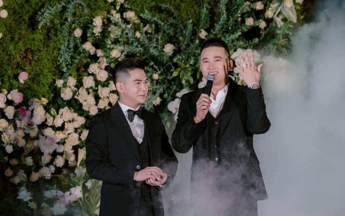 Trước ngày được Thanh Đoàn cầu hôn, Hà Trí Quang say sưa hát hò cùng trai lạ Ảnh 2