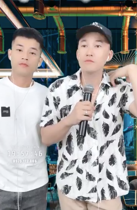 Không xuất hiện trên livestream với Thanh Đoàn như thường lệ, Hà Trí Quang gây tò mò khi xuất hiện bên trai lạ