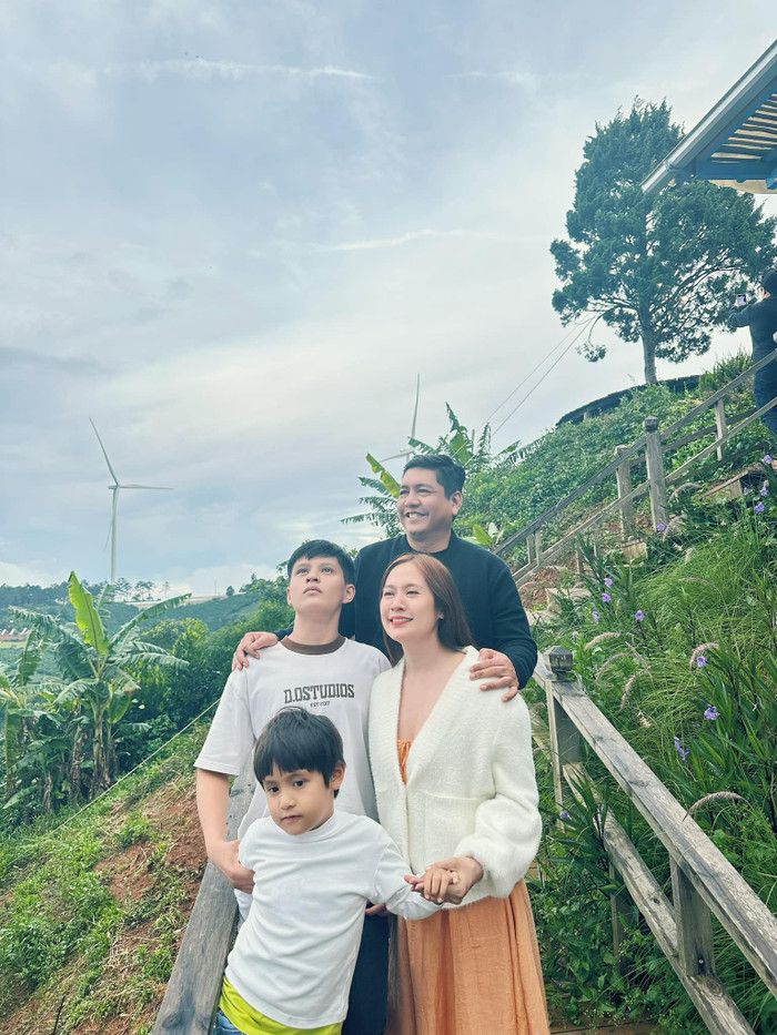 Diễn viên Thanh Thúy khoe ảnh cả nhà đi du lịch Đà Lạt.