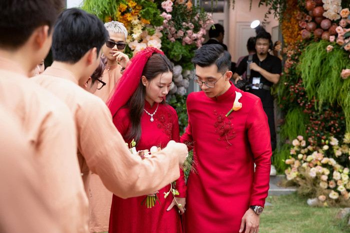 Minh Đạt để ý đến Midu trong từng hành động, cử chỉ. Ảnh: FBNV
