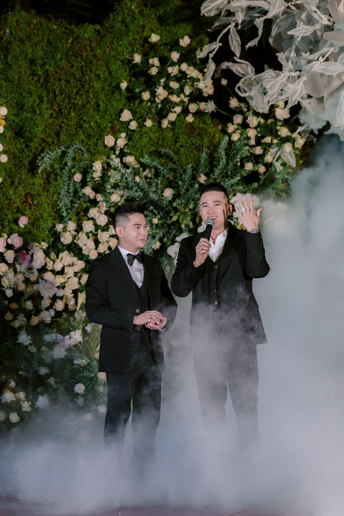 Hà Trí Quang khoe chiếc nhẫn cầu hôn