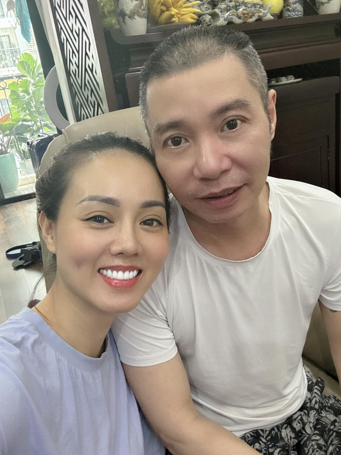 Ngọc Hà luôn đồng hành cùng NSND Công Lý trong suốt quá trình điều trị. 