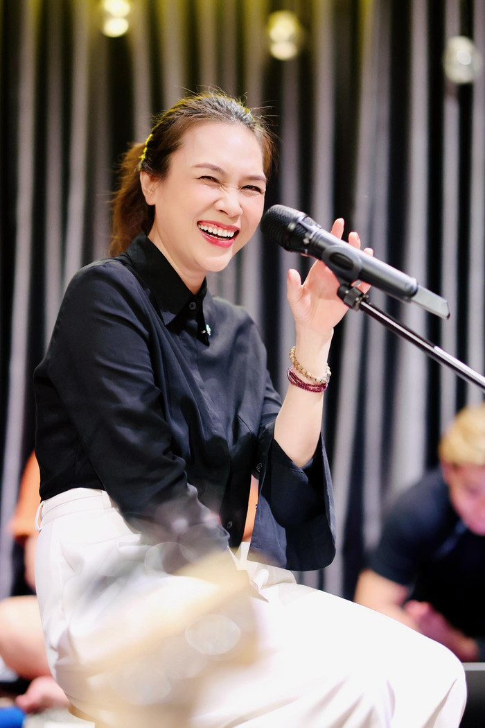 Hành động lạ của Mỹ Tâm khi tập nhạc, dân mạng: 'Chị có ổn không?' Ảnh 4