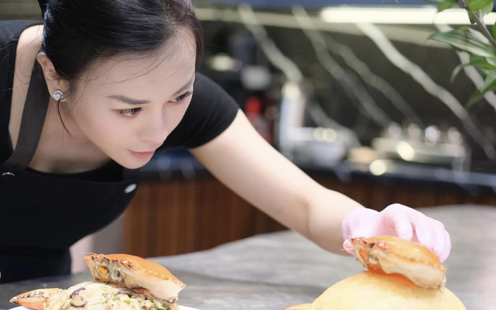 Phương Oanh dành nhiều tâm huyết trong việc nấu ăn. Ảnh: FBNV