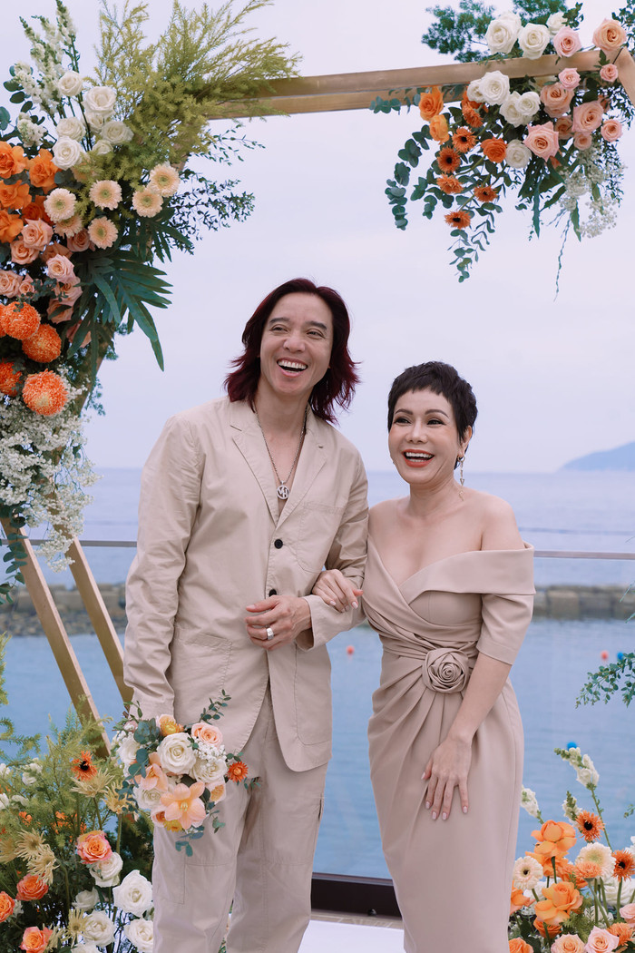 Việt Hương và chồng kỷ niệm 18 năm hôn nhân.