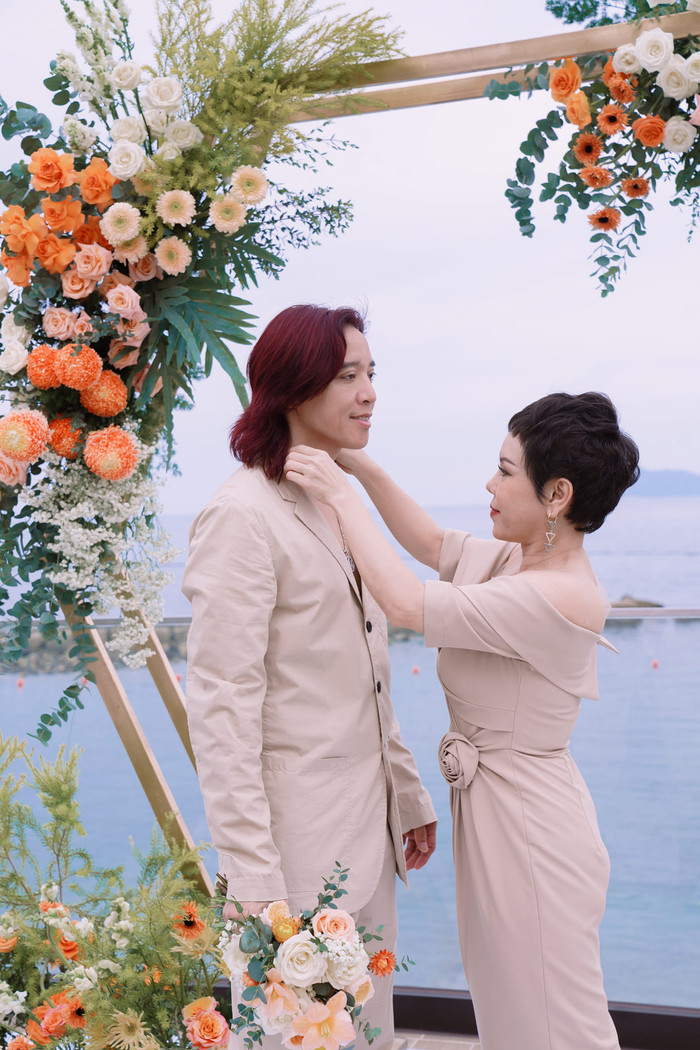 Đôi vợ chồng tình tứ diện váy 'tone sur tone' trong tiệc kỷ niệm.