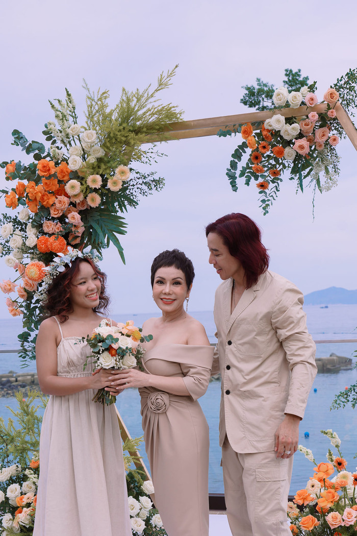Con gái của Việt Hương như phụ dâu, chứng kiến bố mẹ kỷ niệm 18 năm bên nhau.