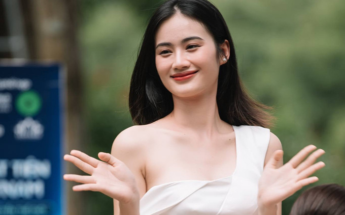 Ý Nhi diện váy ôm sát, khoe xương quai xanh quyến rũ Ảnh 2