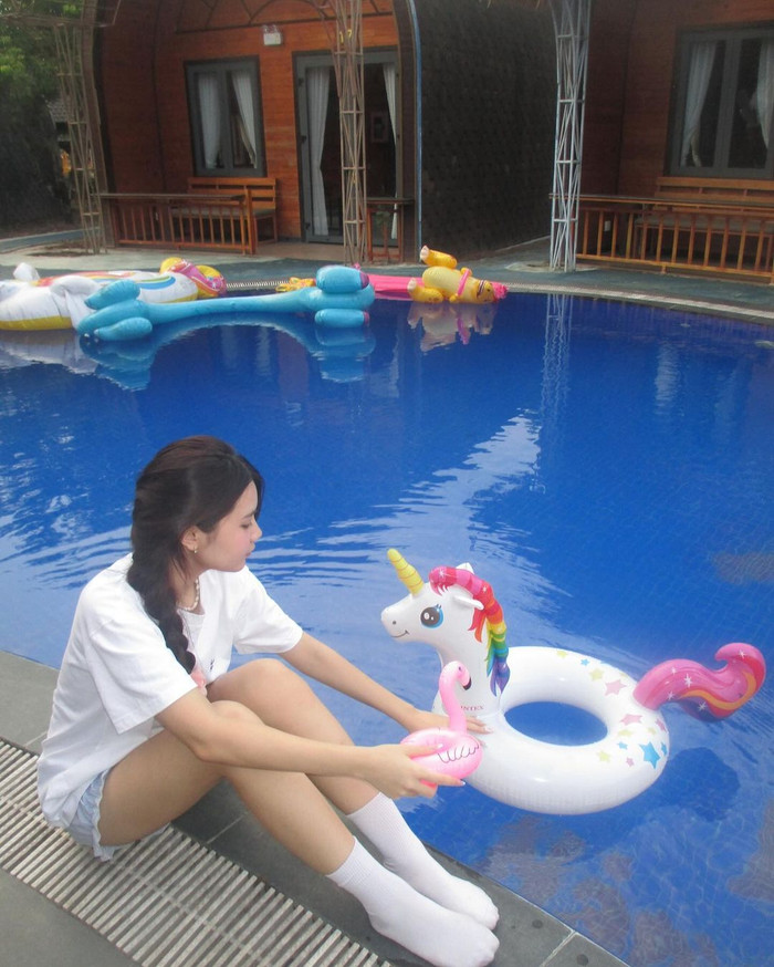 Đôi chân dài mướt mắt của Hạt Dẻ khiến dân tình không khỏi trầm trồ ngưỡng mộ.