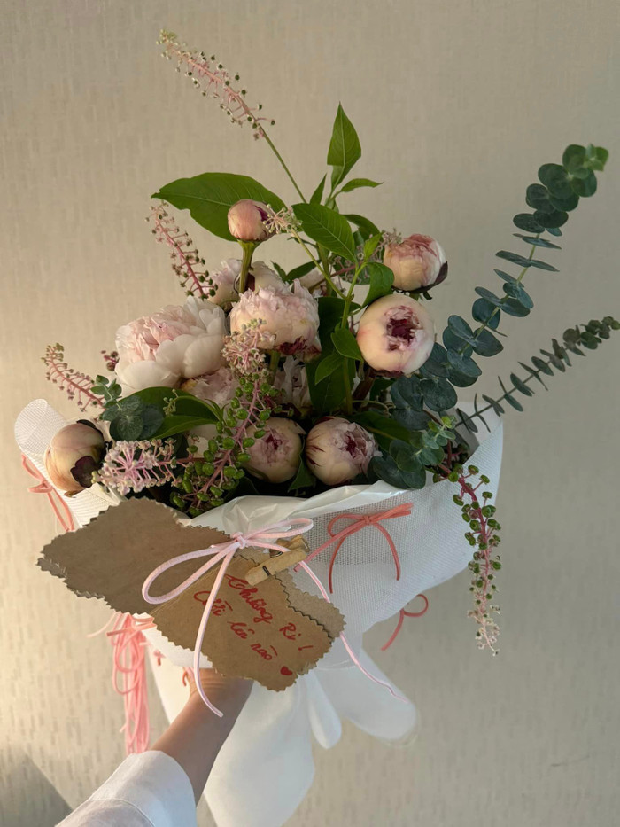 Trọn vẹn bó hoa Hari Won được nhận từ Khả Như cùng dòng chữ: 'Thương Ri. Cười lên nào'. 