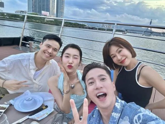 Hội bạn thân của S.T Sơn Thạch thường xuyên đi du lịch, gặp gỡ lẫn nhau. 