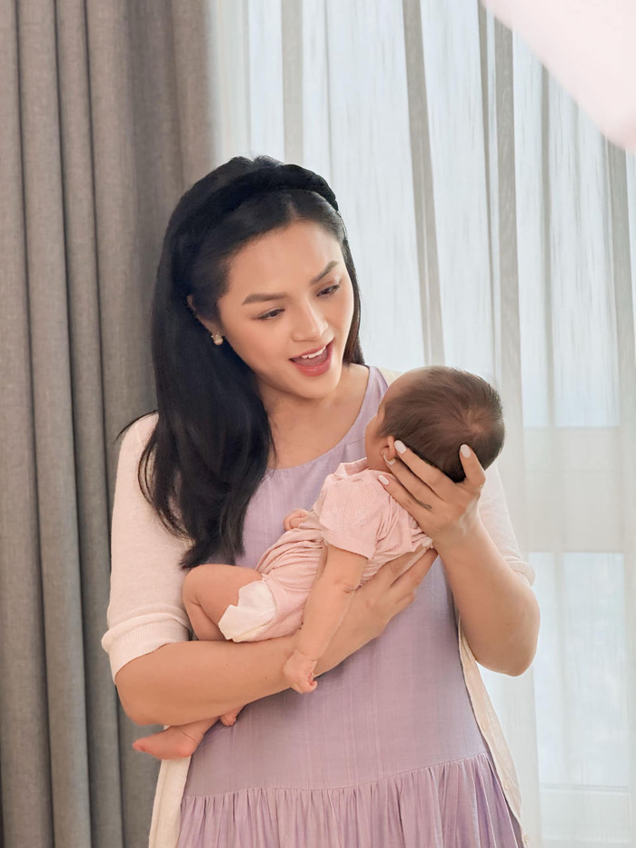 Thu Quỳnh tự tay chăm sóc con, đang dần trở lại với công việc sau sinh.