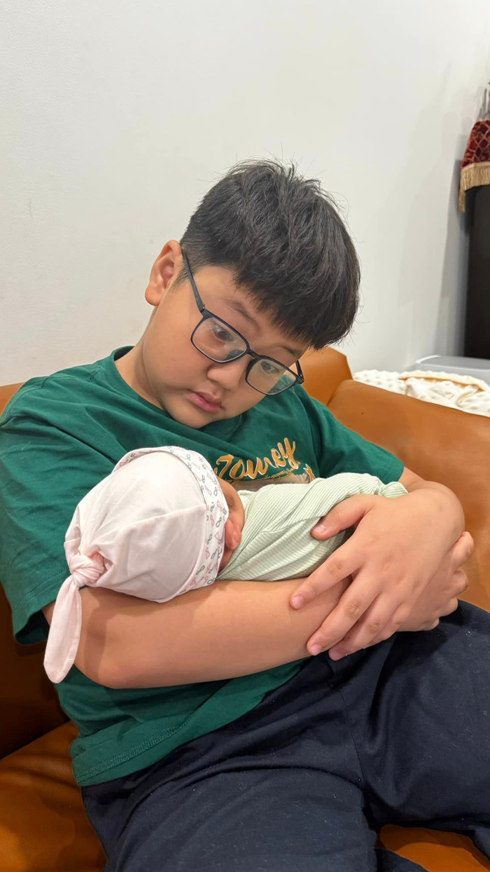 Bé Be cưng chiều em, ra dáng anh hai.