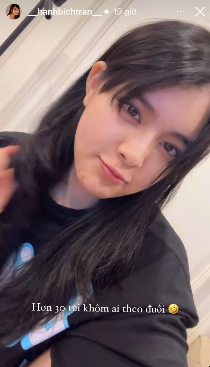 Bạn gái tin đồn của cầu thủ Văn Thanh viết: 'Hơn 30 tuổi không ai theo đuổi' như thể đang khẳng định bản thân chưa có tình yêu ở giai đoạn này. 