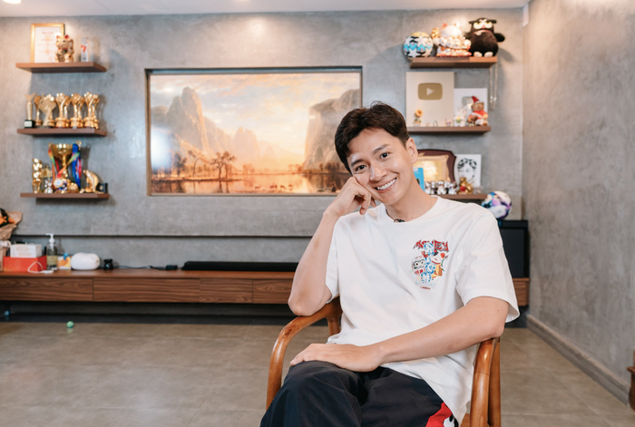 Ngô Kiến Huy khoe không gian bên trong căn penthouse rộng 270m2, gồm 3 tầng toạ lạc ở Quận 7, TP.HCM với giá trị khoảng 22 tỷ đồng.