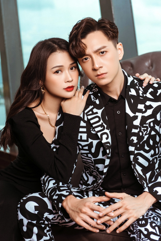 Sam và Ngô Kiến Huy đã có khoảng hơn 1 thập kỉ làm bạn thân. Hiện tại, nữ diễn viên đã 'yên bề gia thất' bên cạnh chồng và 2 con. 